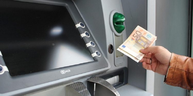 Kujdes shqiptarë! Po iu vjedhin paratë në banka/ Eksperti ngre alarmin: Celulari…