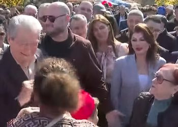 “Oh sa i mirë që është, o Zot”/ Qytetarja në Elbasan “çmendet” pas Sali Berishës: Pse nuk ka…