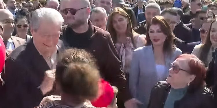 “Oh sa i mirë që është, o Zot”/ Qytetarja në Elbasan “çmendet” pas Sali Berishës: Pse nuk ka…