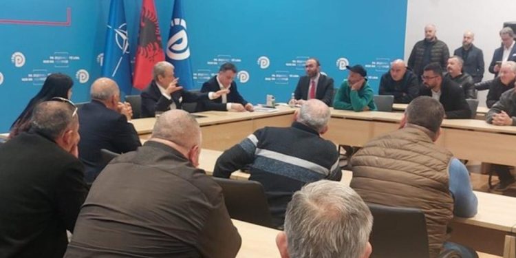 Revoltë kundër Nokës/ Demokratët e Krujës e Fushë-Krujës “pushtojnë” Selinë e PD, ndërhyn…