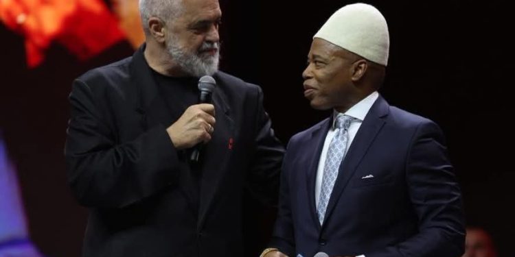 Rama i dorëzon pasaportën shqiptare/ Ish-kryebashkiaku i New York-ut jep premtimin: Shpejt do të…