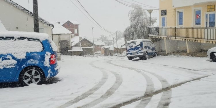 “Çmendet” moti në Pranverë/ E pabesueshme! Reshje dëbore në këtë zonë të Shqipërisë…