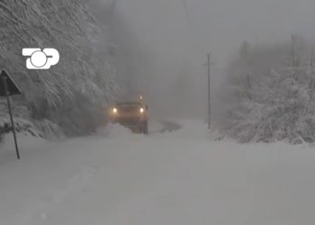 Pamje të pabesueshme! Tërbohet moti në Prill, trashësia e dëborës arrin 25cm në…