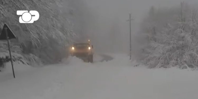 Pamje të pabesueshme! Tërbohet moti në Prill, trashësia e dëborës arrin 25cm në…