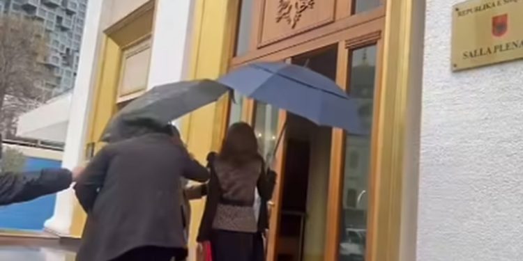 Pas përplasjes me Ramën/ Spiropali i ndalohet hyrja nga Garda, çfarë ndodhi! Shiko VIDEO-n…