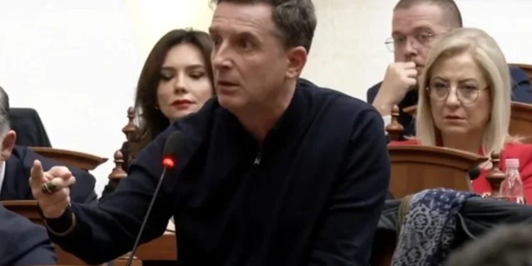 Braçe kërkon “llogari” në Kuvend: Ku është Ministri! Kam një muaj që…