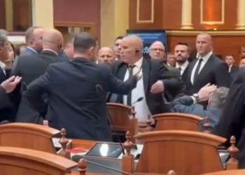 VIDEO/ E pabesueshme! Flamur Noka qëllon Ballën me shishe: Do të rrjep si kec…