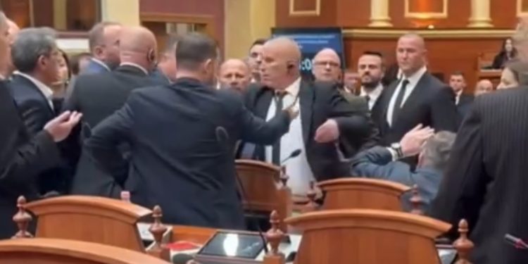 VIDEO/ E pabesueshme! Flamur Noka qëllon Ballën me shishe: Do të rrjep si kec…
