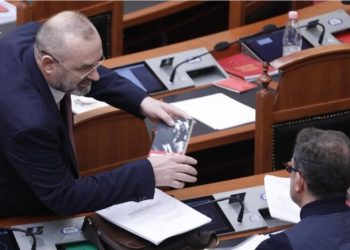 E papritur në Kuvend! Ulsi Manja i jep Erion Braçen dhuratën speciale…