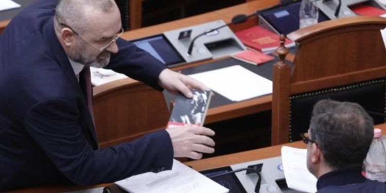 E papritur në Kuvend! Ulsi Manja i jep Erion Braçen dhuratën speciale…