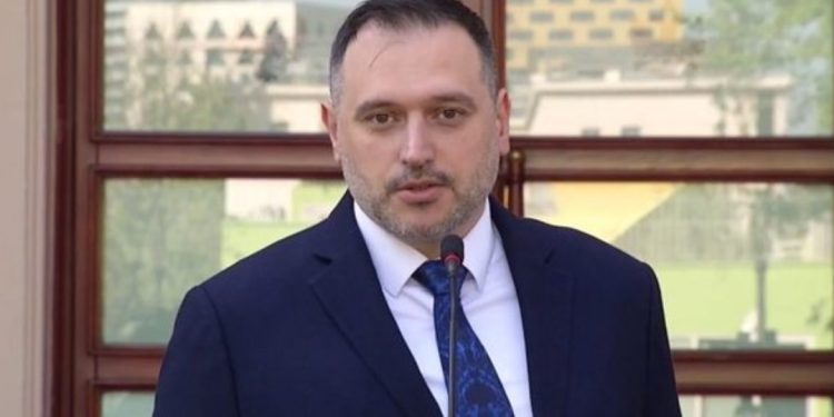 A do të lejojë Shqipëria që Amerika të përdorë bazën e Kuçovës për të goditur Iranin? Përgjigjet ministri i Mbrojtjes