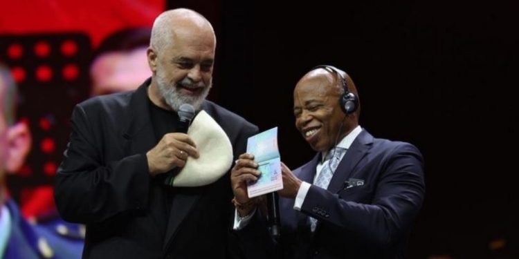 Rama batuta me ish-kryebashkiakun e Nju Jorkut: Së shpejti do të të…