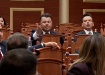 “Hajdut i vogël”/ Plas keq sherri me Erion Braçen: Legen m*t, mbylle gojën…