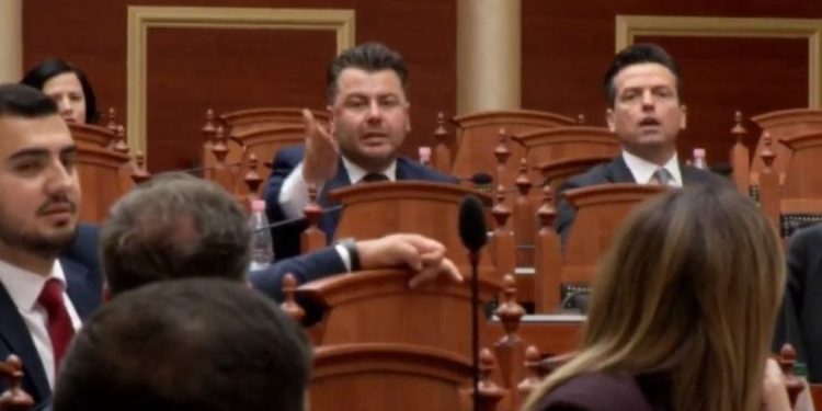 “Hajdut i vogël”/ Plas keq sherri me Erion Braçen: Legen m*t, mbylle gojën…