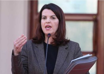 Zv.kryeministrja Koçiu shkon te pallati i djegur: Kam një LAJM të MIRË për banorët…