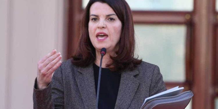 Zv.kryeministrja Koçiu shkon te pallati i djegur: Kam një LAJM të MIRË për banorët…