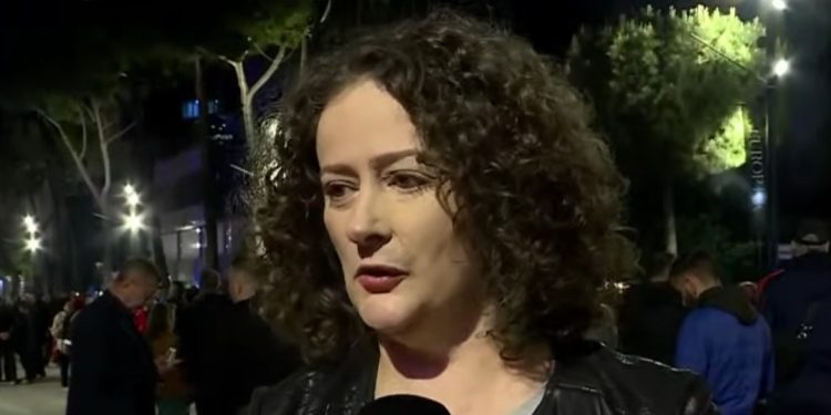 Do të jetë ajo në garën për kreun e PD-së? Argita Malltezi flet nga protesta