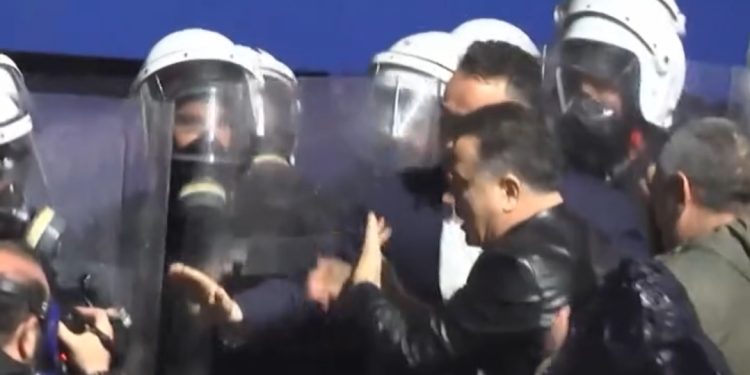 VIDEO/ Momenti kur Flamur Noka godet policët, por e pëson keq…