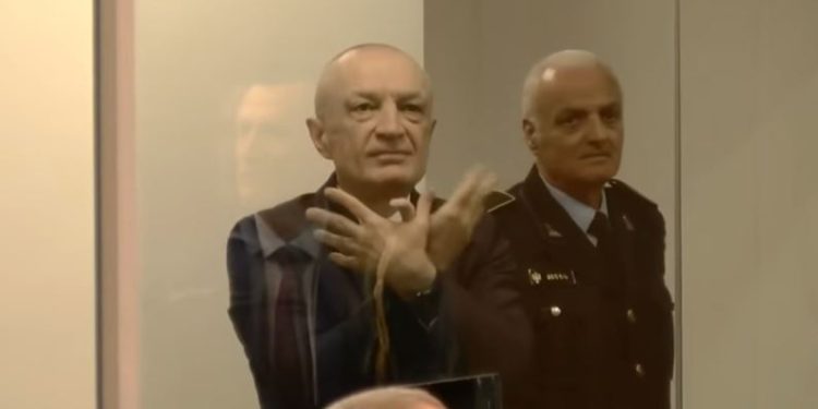 Ilir Meta pas kafazit në gjykatë: Qëndrimi në kabinë qelqi…