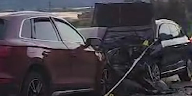 LAJM I FUNDIT/ Aksident i rëndë në aksin kombëtar, makinat bëhen “copë-copë”, 8 persona…