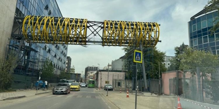 VIDEO/ Zyrat e reja të BKH përballë SPAK, shikoni urën metalike që do të lidhë…