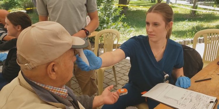 Mjekët amerikanë në Berat, vizita dhe medikamente falas për…