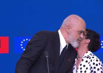 “Po mua nuk më do?”/ Marta Kos ndërpret konferencën dhe puth Edi Ramën