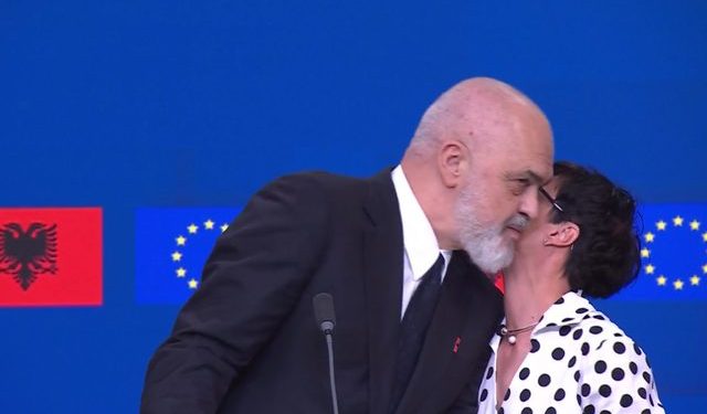 “Po mua nuk më do?”/ Marta Kos ndërpret konferencën dhe puth Edi Ramën