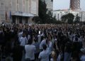 “Duam dorëheqje!”/ Protestë masive para kryeministrisë, populli “çohet” pas dhunës në Zvërnec