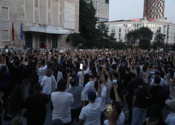 “Duam dorëheqje!”/ Protestë masive para kryeministrisë, populli “çohet” pas dhunës në Zvërnec