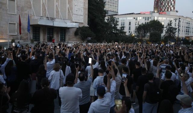 “Duam dorëheqje!”/ Protestë masive para kryeministrisë, populli “çohet” pas dhunës në Zvërnec
