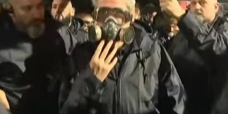 “Të q**** r***, do e paguani te Zoti o k*rva”, demokratët i turren Policisë, efektivi shkëputet nga gardhi…