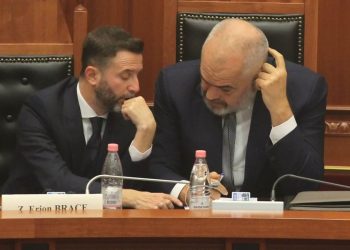 Mesazh për Ramën? Braçe publikon video me sopatë në dorë: Njerëzit po vuajnë…