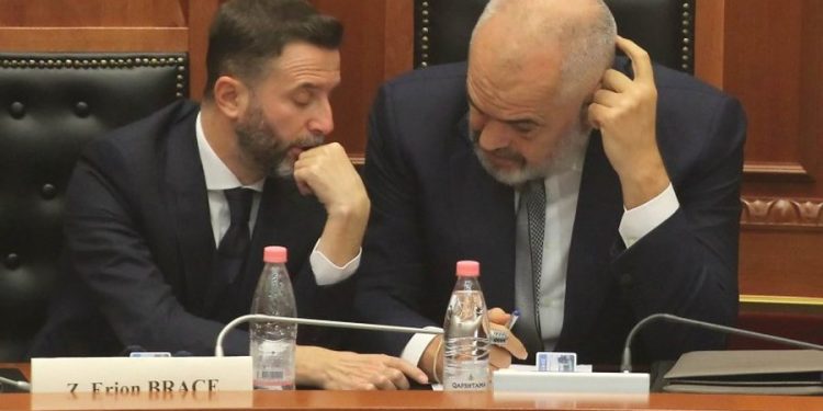 Mesazh për Ramën? Braçe publikon video me sopatë në dorë: Njerëzit po vuajnë…