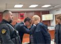 Robert Ndrenika puth në ballë Erion Veliajn, befason me gjestin, ja çfarë i thotë në vesh…
