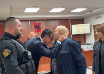 Robert Ndrenika puth në ballë Erion Veliajn, befason me gjestin, ja çfarë i thotë në vesh…