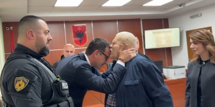 Robert Ndrenika puth në ballë Erion Veliajn, befason me gjestin, ja çfarë i thotë në vesh…