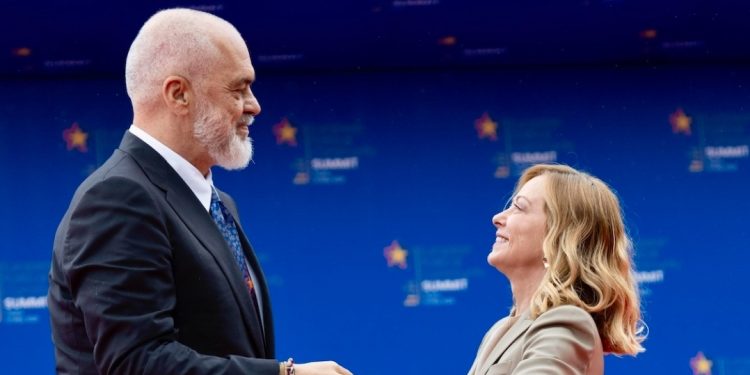 “Grazie Edi”/ Meloni shpërndan postimin e Ramës për marrëveshjen e bujshme…