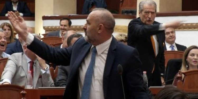 “Sherr” mes socialistëve/ Manja i kërkon fjalën, Peleshi i kthehet keq: Unë nuk jam Niko…