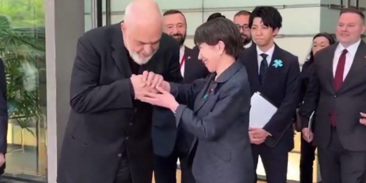 Rama befason kryeministren e Japonisë: Kur të vini në Shqipëri do marrim ‘hak’…