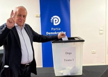 Tritan Shehu befason të gjithë teksa voton: Urime Sali Berisha, do Zoti fitojmë ndonjëherë…