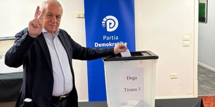 Tritan Shehu befason të gjithë teksa voton: Urime Sali Berisha, do Zoti fitojmë ndonjëherë…