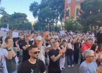 Shikoni PAMJET/ Ngjarja në Zvërnec, populli “çohet në këmbë” në Tiranë…