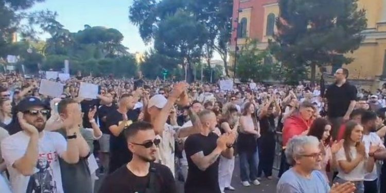 Shikoni PAMJET/ Ngjarja në Zvërnec, populli “çohet në këmbë” në Tiranë…