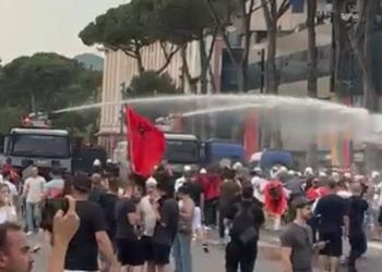 Ndodh përplasja! Protestuesit çajnë kordonin e policisë, efektivët u hedhin…