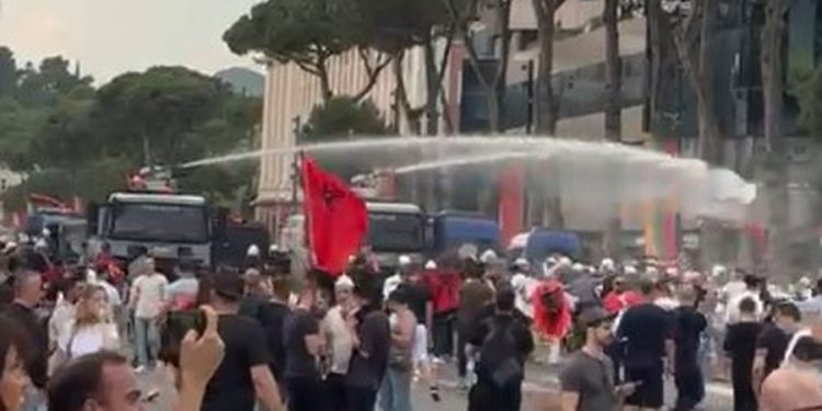Ndodh përplasja! Protestuesit çajnë kordonin e policisë, efektivët u hedhin…