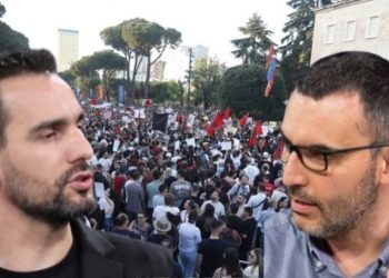 Adriatik Lapaj i merr Arlind Qorrit organizimin e protestës, bën ndryshimin e papritur…