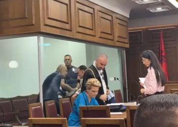 “Banoj në Tiranë, te 313-ta, statusi beqar”, Ilir Meta del në gjyq, Monika Kryemadhi dëgjon…