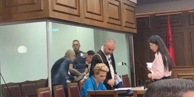 “Banoj në Tiranë, te 313-ta, statusi beqar”, Ilir Meta del në gjyq, Monika Kryemadhi dëgjon…