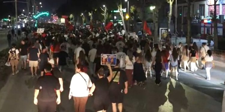 Protestuesit të pandalshëm! Prej 5 orësh në marrshojnë në mes të Kryeqytetit…